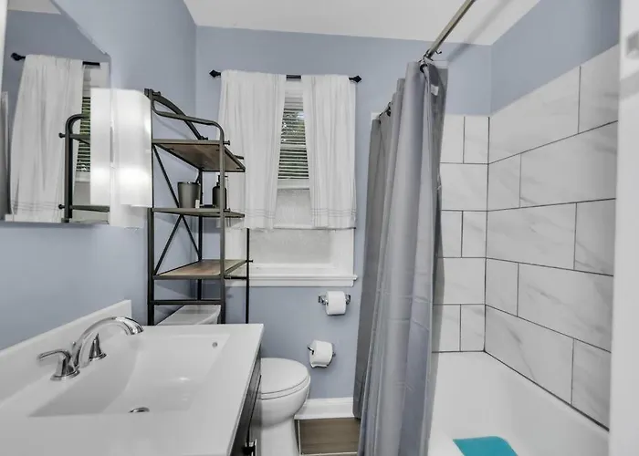 Cozy Close To, State Street And Downtown * Rockford