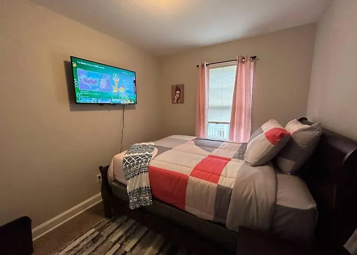 Cozy Close To, State Street And Downtown Rockford